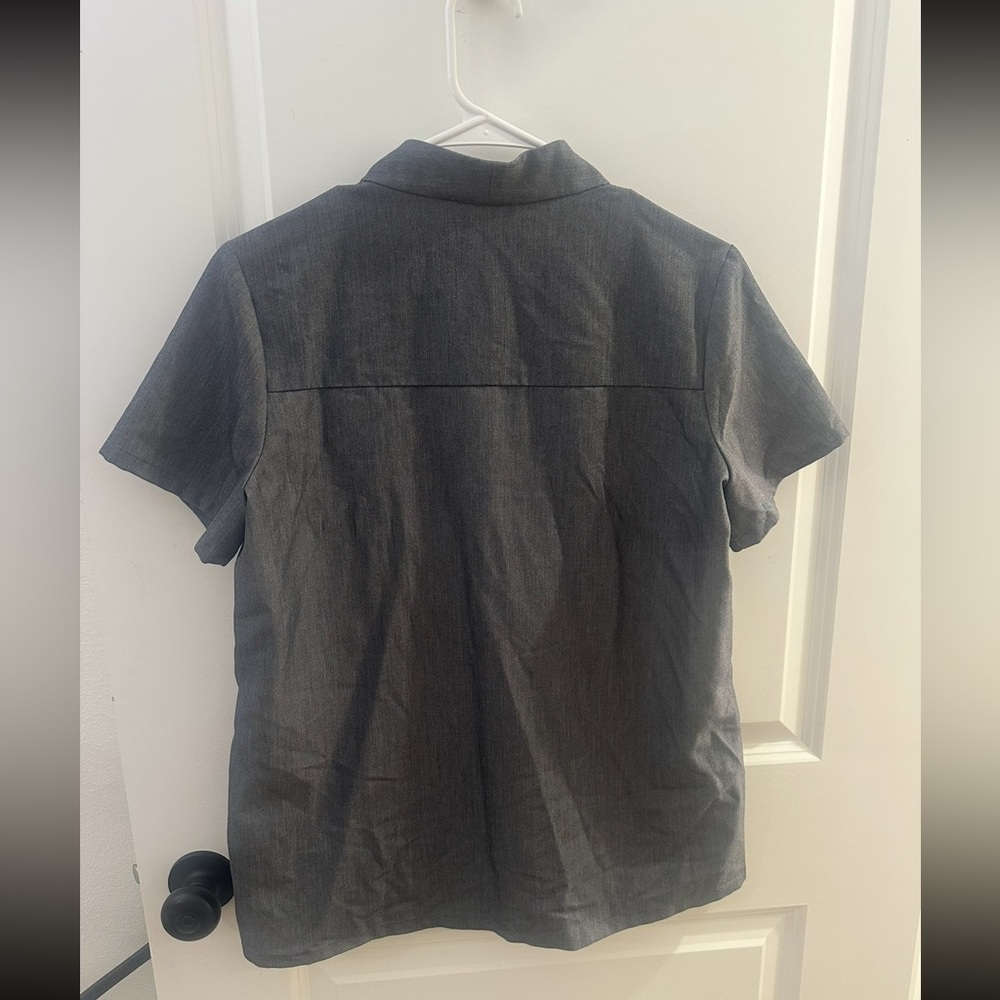 FIGS Graphite V Neck Scrub Top 4 Pocket Relaxed Fit Size Small EUC - Picture 5 of 7